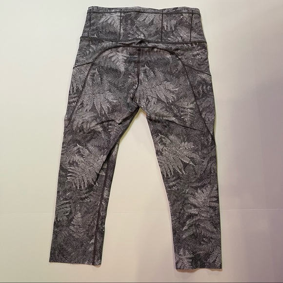 Lululemon Fast & Free Crop (19")
Kindred Spirit Alpine White Multi Size 6 - Picture 6 of 16